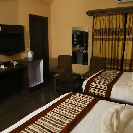 Hotel Royal Safari Sauraha Kültér fotó