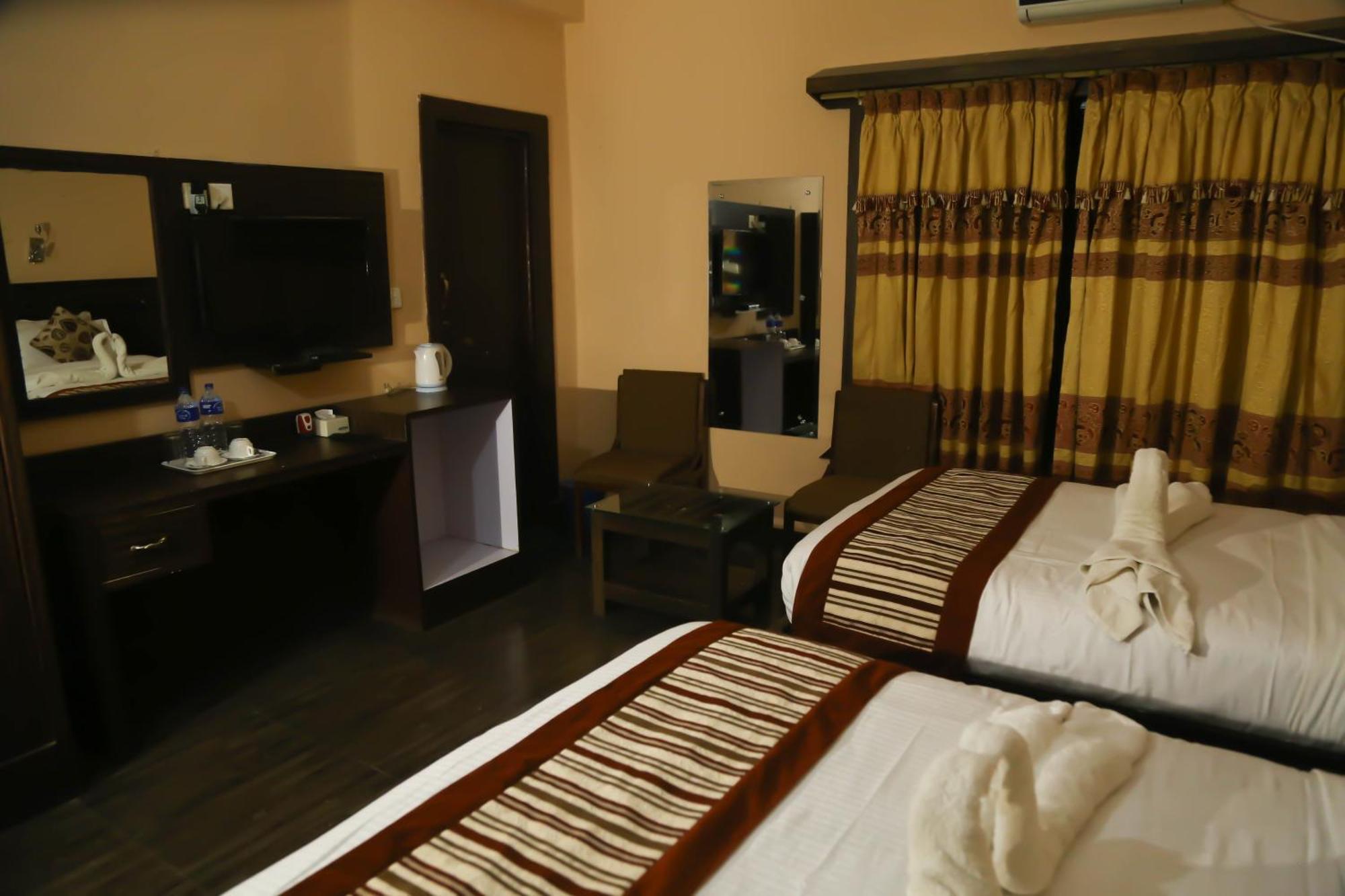Hotel Royal Safari Sauraha Kültér fotó