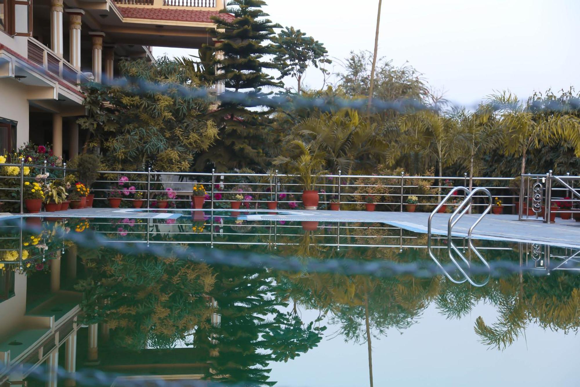 Hotel Royal Safari Sauraha Kültér fotó