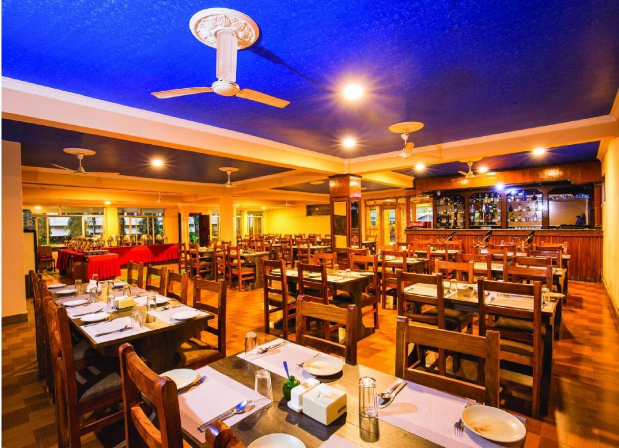 Hotel Royal Safari Sauraha Kültér fotó