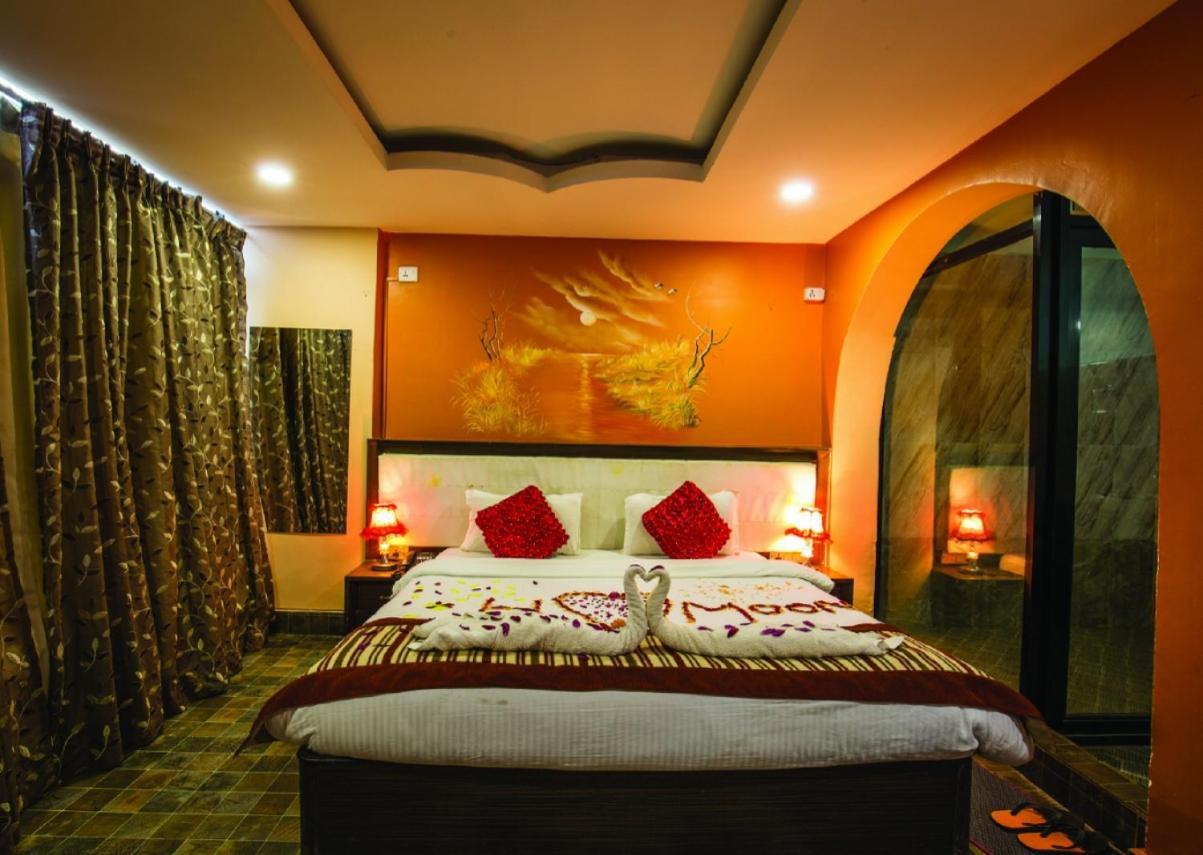 Hotel Royal Safari Sauraha Kültér fotó
