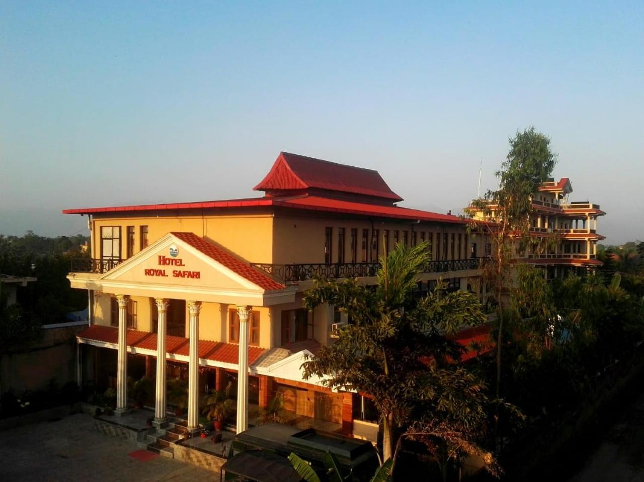 Hotel Royal Safari Sauraha Kültér fotó