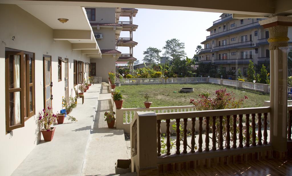 Hotel Royal Safari Sauraha Kültér fotó