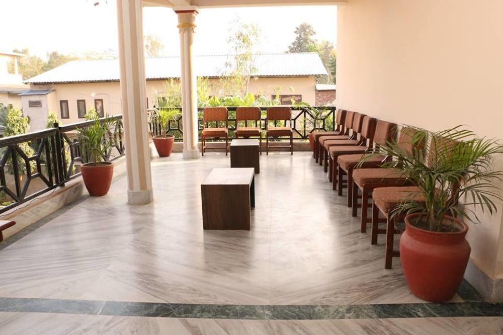 Hotel Royal Safari Sauraha Kültér fotó
