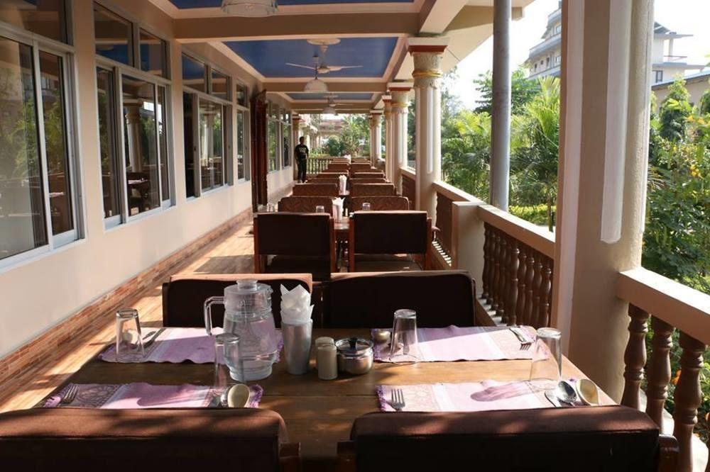 Hotel Royal Safari Sauraha Kültér fotó