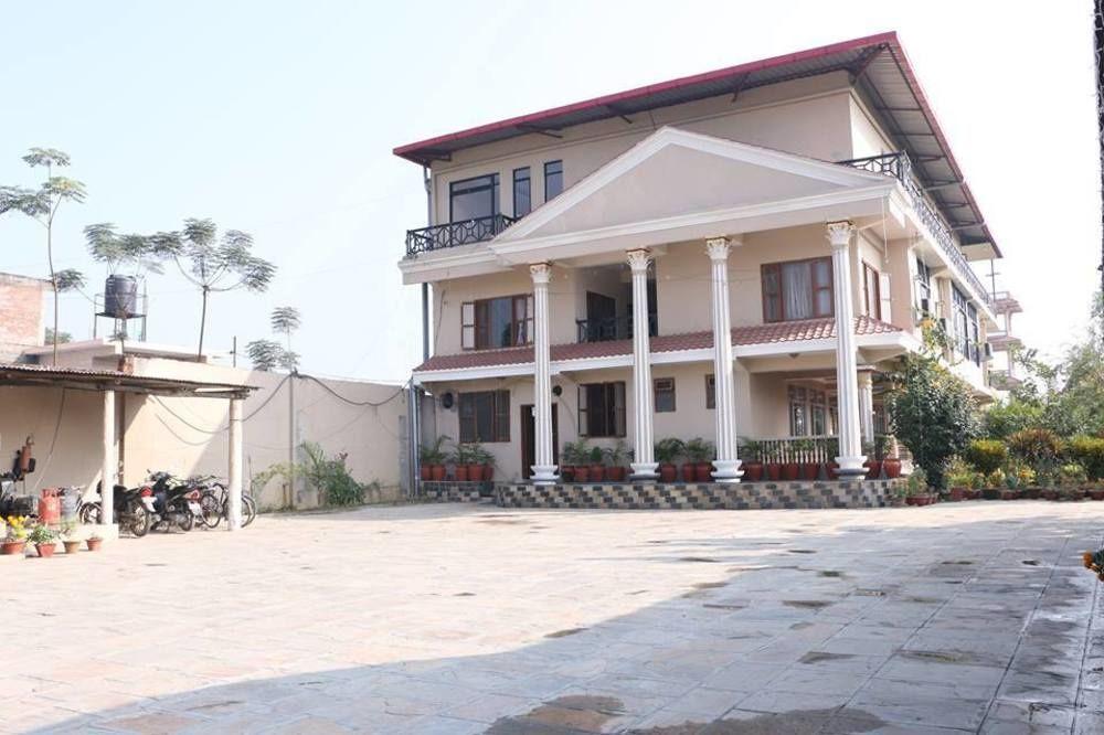 Hotel Royal Safari Sauraha Kültér fotó