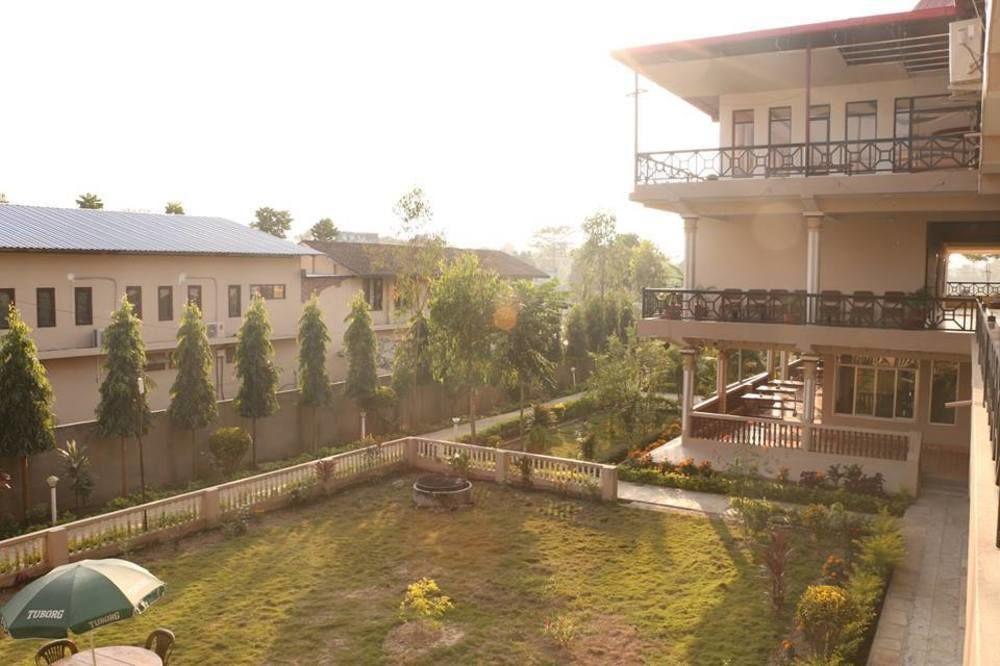Hotel Royal Safari Sauraha Kültér fotó
