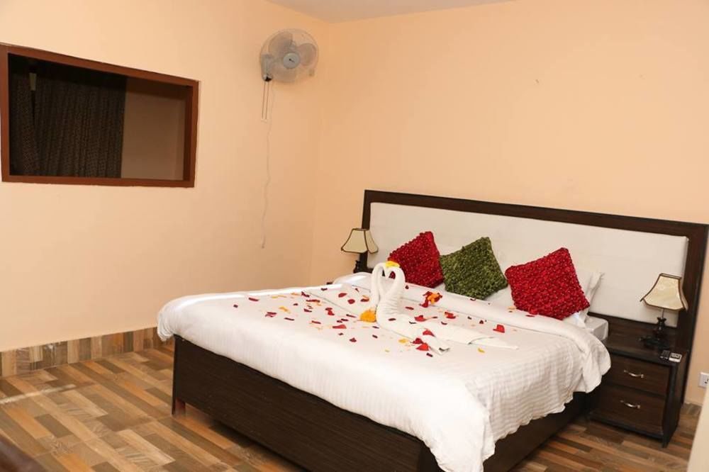 Hotel Royal Safari Sauraha Kültér fotó
