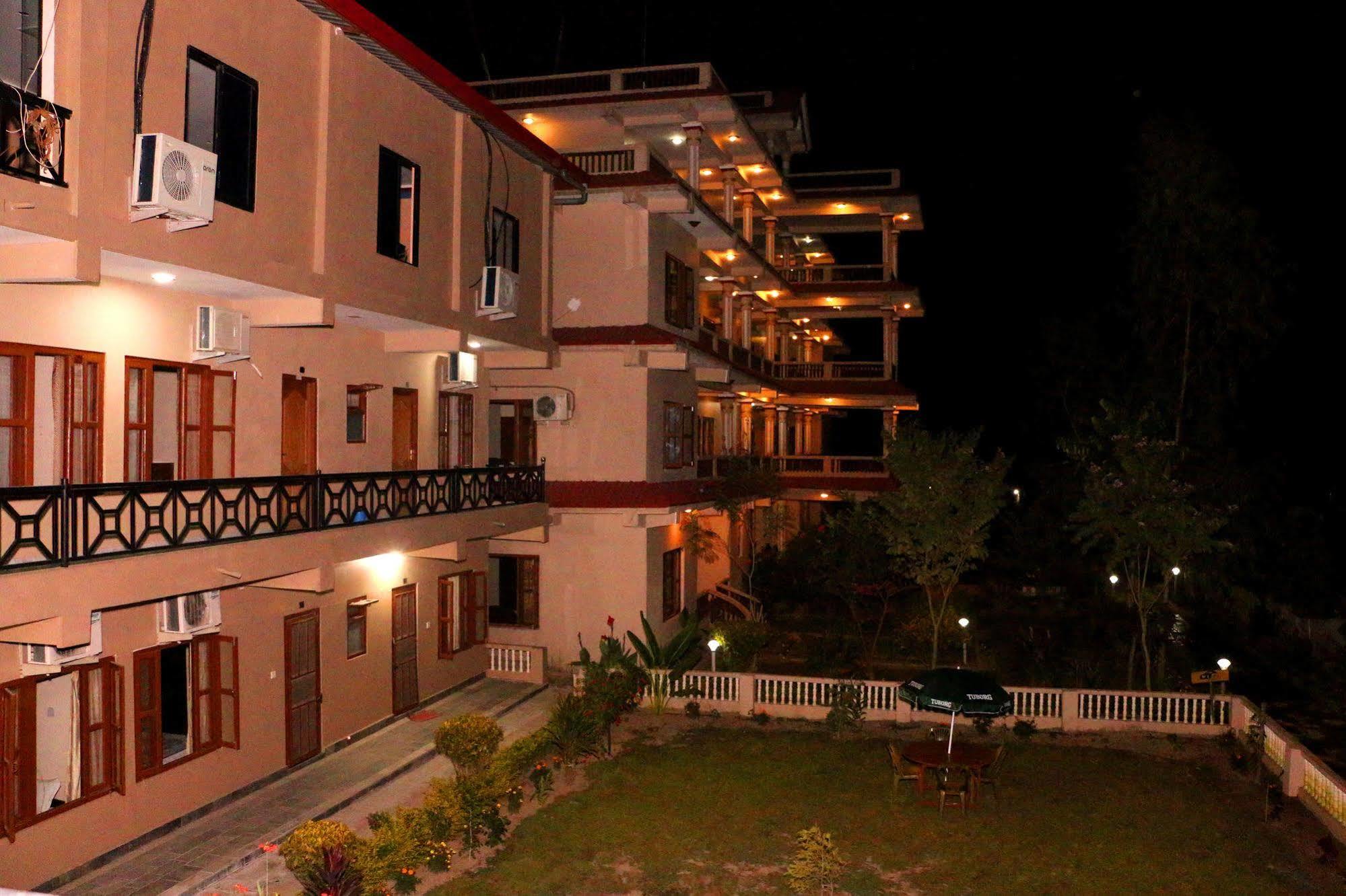 Hotel Royal Safari Sauraha Kültér fotó