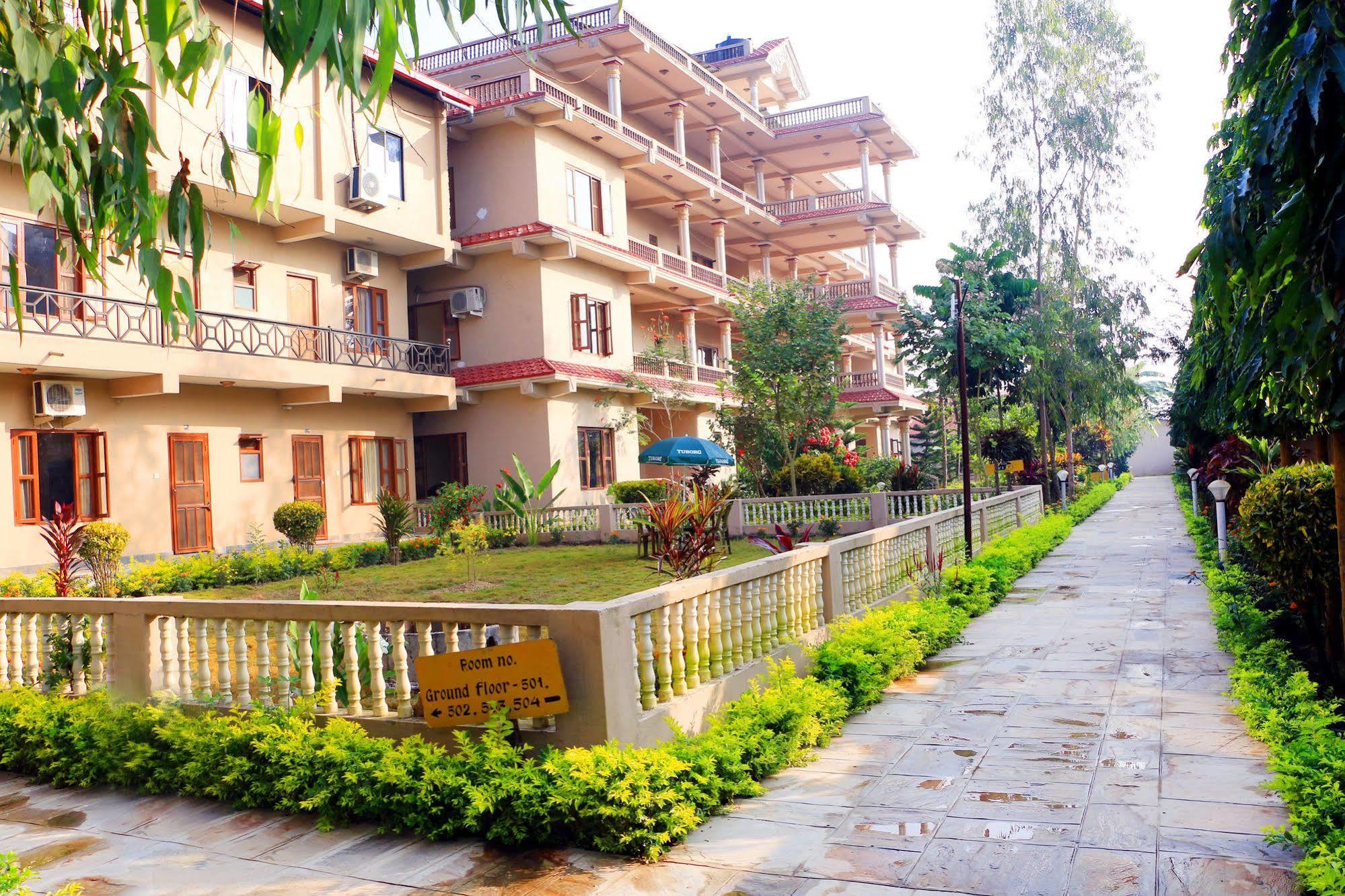 Hotel Royal Safari Sauraha Kültér fotó