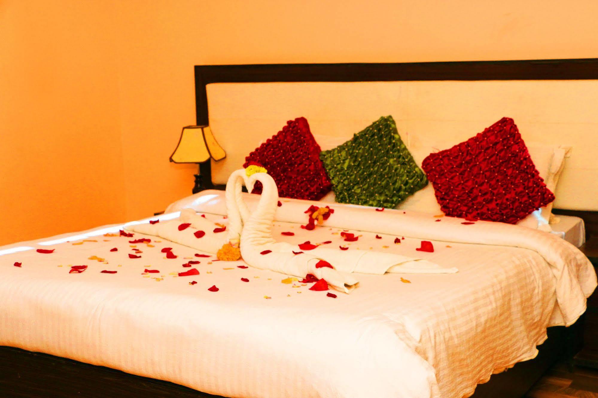 Hotel Royal Safari Sauraha Kültér fotó