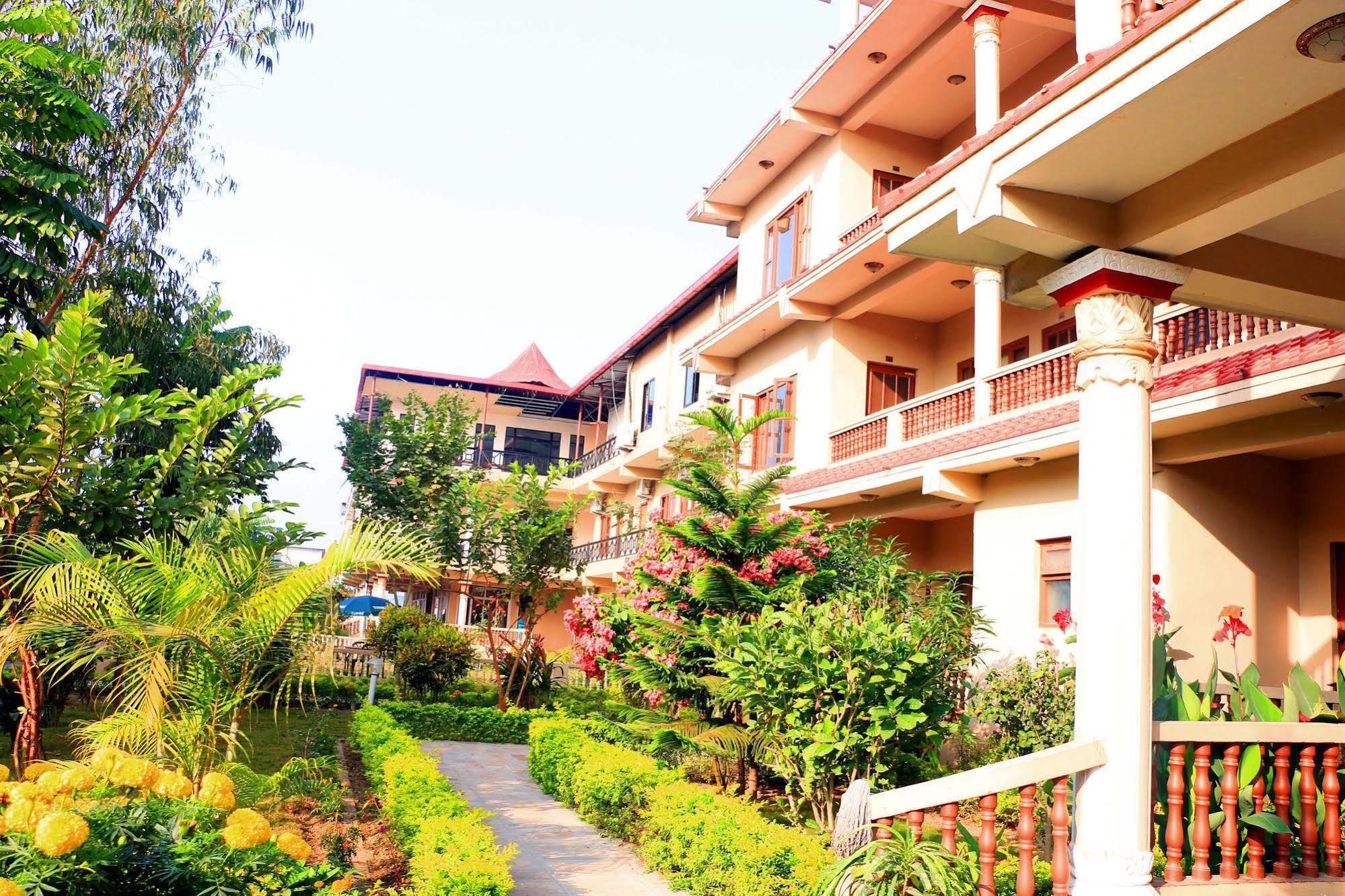 Hotel Royal Safari Sauraha Kültér fotó